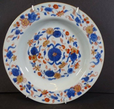 Auktion 369<br>antiker Chinateller mit Blumendekor, wohl 19.Jhd., Fahne mit Altriss, D-22 cm [1]
