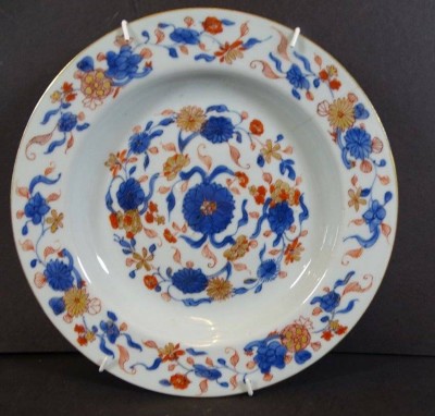Auktion 369<br>antiker Chinateller mit Blumendekor, wohl 19.Jhd., Fahne mit Altriss, D-22 cm [1]
