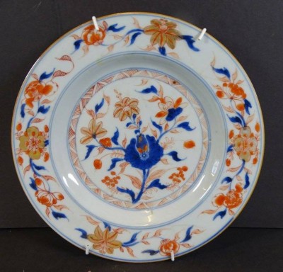 Auktion 369<br>antiker Chinateller mit floraler Malerei, 19.Jhd.,2x geklebt, D-22cm [1]