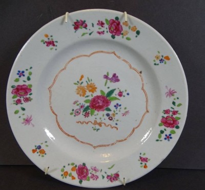 Auktion 369<br>antiker China-Teller, floral bemalt, kl. Chip am Rand, D-23 cm [1]