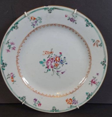 Auktion 369<br>antiker China Teller mit Blumenmalerei, D-23 cm, mit Chip am Rand [1]
