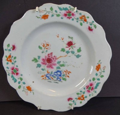 Auktion <br>antiker China-Teller, floral bemalt, Rand mit minimalen Chips (Mäuse?), D-22 cm [1]