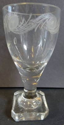 Auktion <br>altes Glas mit  Schliff auf eckigen Stand, 19.Jhd, H-12,5 cm [1]