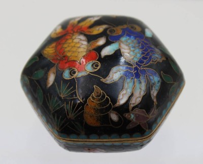 Auktion <br>kl. 6eckige Zierdose, China, Cloisonné, H-3,5cm D-6,5cm. [1]
