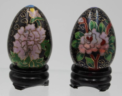 Auktion 343<br>Paar Cloisonné-Eier auf Holzstand, ca. H-7cm. [1]