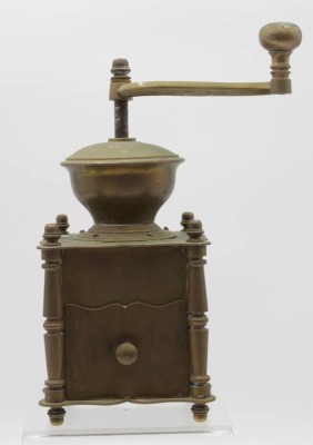 Auktion <br>Messing-Kaffeemühle, ungemarkt, Altersspuren, H-29cm. [1]