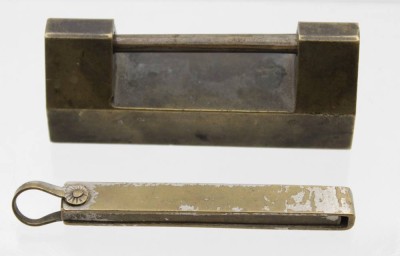 Auktion <br>chinesisches Schloss, älter, Schlüssel anbei, ca. L-8,5cm. [1]