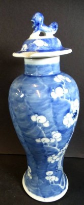 Auktion <br>China Deckelvase mit Kirschblütendekor und Fu-Hund als Deckelbekrönung, Deckel mit Chip [1]