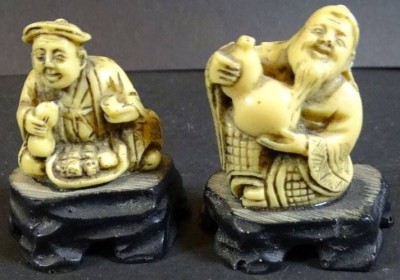Auktion 343<br>2x kl. Chinesen auf Holzsockel, H-5 cm, wohl Kunstmasse? [1]