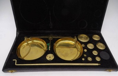 Auktion <br>Feinwaage mit vielen Gewichten in orig. Kasten [1]