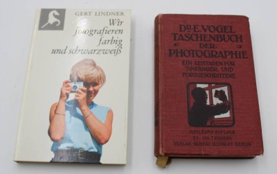 Auktion <br>2x Bücher über Fotografie, Wir fotografieren farbig und schwarzweiß und Taschenbuch der Fotografie (um 1900) [1]