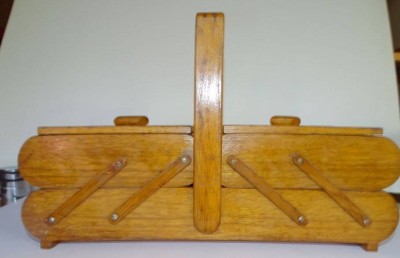 Auktion <br>kl. Nähkästchen samt Inhalt [1]