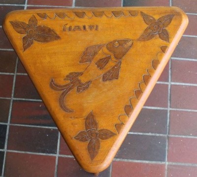 Auktion <br>Dreiecktischchen, beschnitzt, beschriftet Haiti, H-37 cm, 50x50 cm [1]