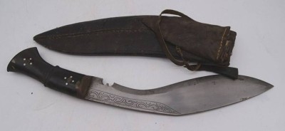 Auktion 369<br>wohl indischer Krummdolch in Lederscheide, kl. Messer anbei, ungepflegt [1]