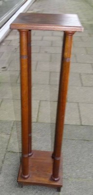 Auktion 372<br>Blumensäule um 1900, H-88 cm, 25x25 cm, Gebrauchsspuren [1]
