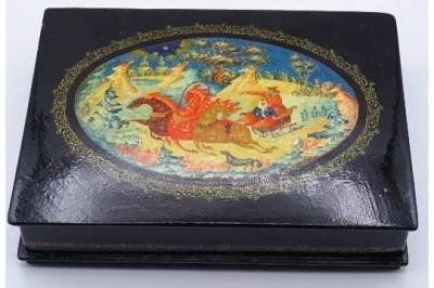 Auktion 369<br>Gr. russische Lackschachtel mittig Troika Motiv, signiert, 24,5x18,5x5,0cm, div. Lackabplatzer [1]
