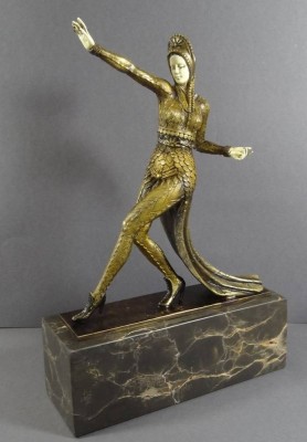 Auktion 361<br>Art-Déco Tänzerin auf Marmorsockel, nach Claude MIRVAL (XIX-XX), H-24 cm, mit Sockel 31 cm, B-21 cm, ca. 4,2 kg, Hände und Gesicht weiss gefasst [1]