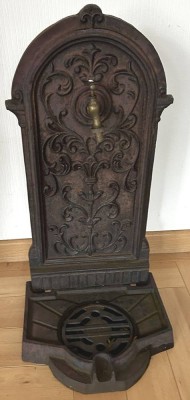 Auktion 344<br>gusseiserner Wandbrunnen mit Messing-Hahn, H-ca. 60 cm, B-ca. 30 cm, T-ca. 28 cm, ca 12 kg schwer [1]