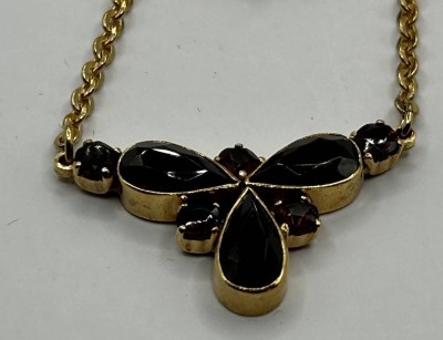 Auktion 349<br>Granat Collier, Normgold,sog.Viertelgold 250/1000, Neuware, L-ca. 42 cm, 4,5 gr. [1]
