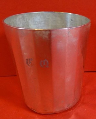 Auktion 344<br>antiker Silberbecher, wohl Frankreich um 1850, Minerva-Kopf Punze, 131 gr., H-8 cm,  Boden verdellt, Monogramm C.Q. und beschriftet Coulombel Nr. 519 [1]
