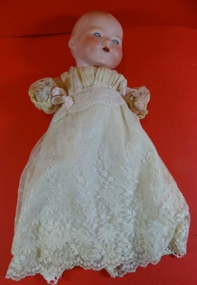 Auktion 344<br>Babypuppe mit Porzellankopf 