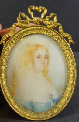 Auktion 369<br>Miniatur-Frauenportrait um 1850, etwas verblasst, Messingrahmen, RG 13,5x9 cm, verso betitelt [1]