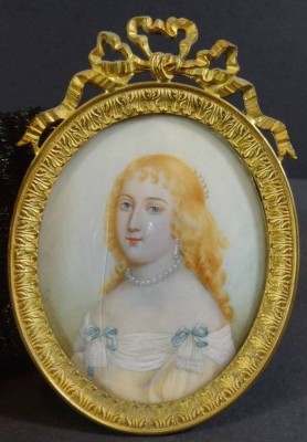 Auktion 369<br>Nicolas DE LARGILLIERE (1656-1746), Mädchen-Miniaturportrait, Beinplatte gerissen, Messingrahmen, RG 13,5x9 cm [1]