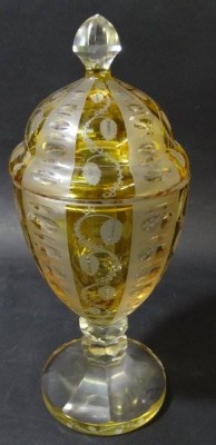 Auktion 364<br>gr. Deckelpokal, Überfangglas mit floralem Schliff um 1850, gut erhalten, H-27cm [1]