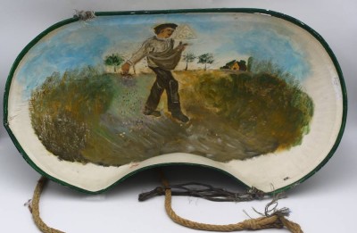 Auktion 366<br>Nierenförmige Saatschale, Blech bemalt mit säenden Landmann, 65x30 cm, H-18 cm, an Schnur [1]