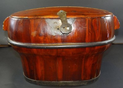 Auktion 344<br>gr. Holz-Vorratsbehälter oder ähnliches, China, Deckel zweigeteilt, H-29 cm, 48x33 cm [1]