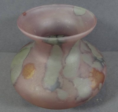 Auktion <br>kl. Kunstglas-Vase, H-8 cm, D-9 cm [1]