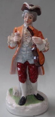 Auktion <br>Junger Mann mit Geige, bemalt, kl. Chips, H-26 cm [1]