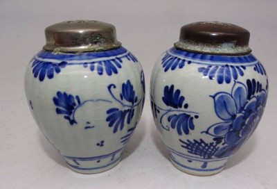Auktion <br>Paar Streuer, Delft, Blaumalerei, Gebrauchsspuren, H-6,5 cm [1]