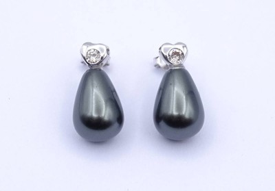 Auktion 370<br>Paar Weißgoldohrstecker, 585/000, mit tropfenförmigen dunklen Perlen und Brillanten besetzt, L. 2 cm, Ø Brillanten: 0,4 cm, 5 gr. [1]