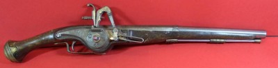 Auktion 344<br>lange Steinschloss-Pistole, wohl Frankreich  um 1730, L-60 cm, mehrfach gepunzt mit Bourbonen Lilie etc. [1]