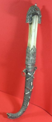 Auktion 372<br>langer Krummdolch, versilberte Scheide besetzt mit Farbsteinen , L-45 cm, Beingriff oder Horn? [1]