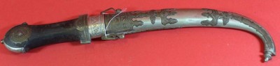 Auktion 372<br>Krummdolch mit schwarzen Griff, wohl Bein, L-42 cm [1]