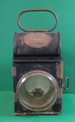 Auktion 344<br>Blech-Laterne, wohl Wagenlampe, Dundee, Altersspuren, H-19 cm, B-12 cm [1]