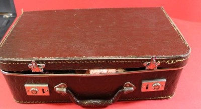 Auktion 344<br>kl. Handkoffer mit etwas Puppenkleidern, 23x35 cm [1]