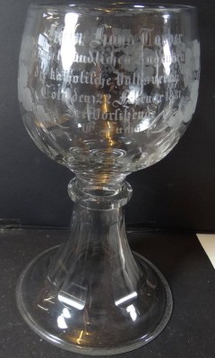 Auktion 364<br>gr. Pokalglas mit Widmung 1881, Weinlaubschliff 