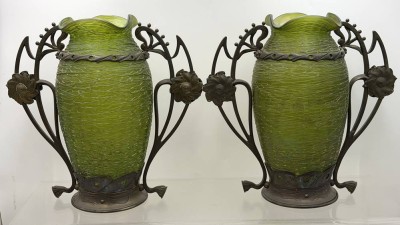 Auktion 376<br>Paar grosse Jugendstil-Vasen mit Bronzemontur, Palme-König, grün, leicht lüstrierend, H-30 cm, B-30 cm sehr gut erhalten [1]