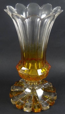 Auktion 344<br>böhmische Vase mit gr. Stand um 1850, Stand mit Abplatzern, Rand zwei minimale Chips, gelb/klar, H-28 cm, D-unten 15 cm [1]
