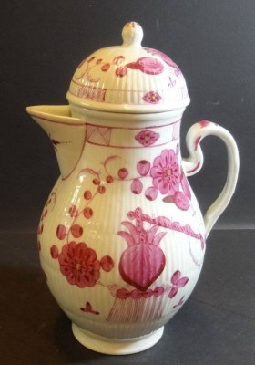 Auktion 357<br>Biedermeier-Kaffeekanne um 1840, Wallendorf, Purpurcamieu-Malerei, gebrochene Stabrippen, Ausguss mit Chip. Griff wohl Altriss (event. geklebt), H-28 cm [1]