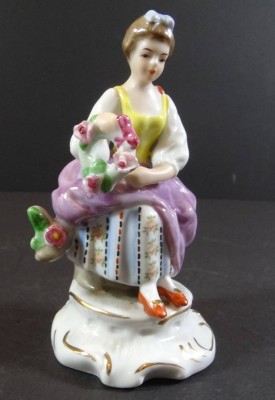 Auktion 363<br>sitzende Gärtnerin mit Blumenkranz 