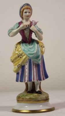 Auktion 372<br>Figur, Dame mit Rose, blaue Schwertermarke, polychr. Bemalung, linke Hand wohl Fehlteil, älter, ca. H-17cm. [1]