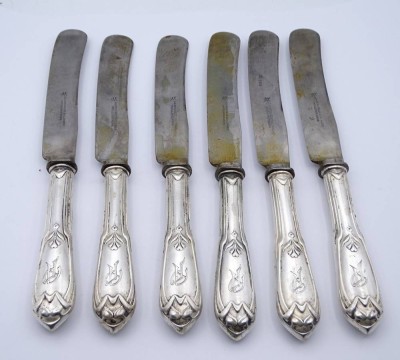 Auktion 368<br>6 alte Menümesser, 800er-Silbergriffe, Solingen, L. 25 cm, zus. 624 gr., deutliche Altersspuren, Monogramm 