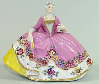 Auktion 369<br>Dame mit Fächer, Ludwigsburg um 1760, gut erhalten, H-10 cm, B-13 cm [1]