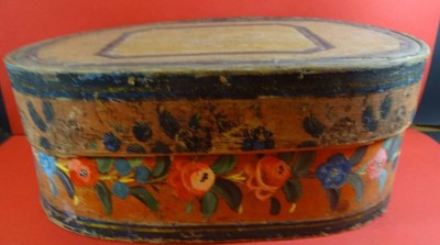Auktion 369<br>Spanholz-Haubenschachtel um 1850, Rosenbemalung, H-18,5cm B-46cm [1]
