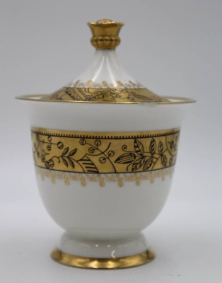 Auktion <br>Art-Déco Deckeldose, Hutschenreuther, Abteilung für Kunst, Entw. K.Tutter, Golddekor, leider oberer Rand bestossen, H-18cm. [1]