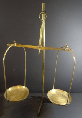Auktion <br>kl. Feinwaage, Messingschalen, ungepflegt, Schalenhaken fehlen, H-53 cm, B-33 cm [1]